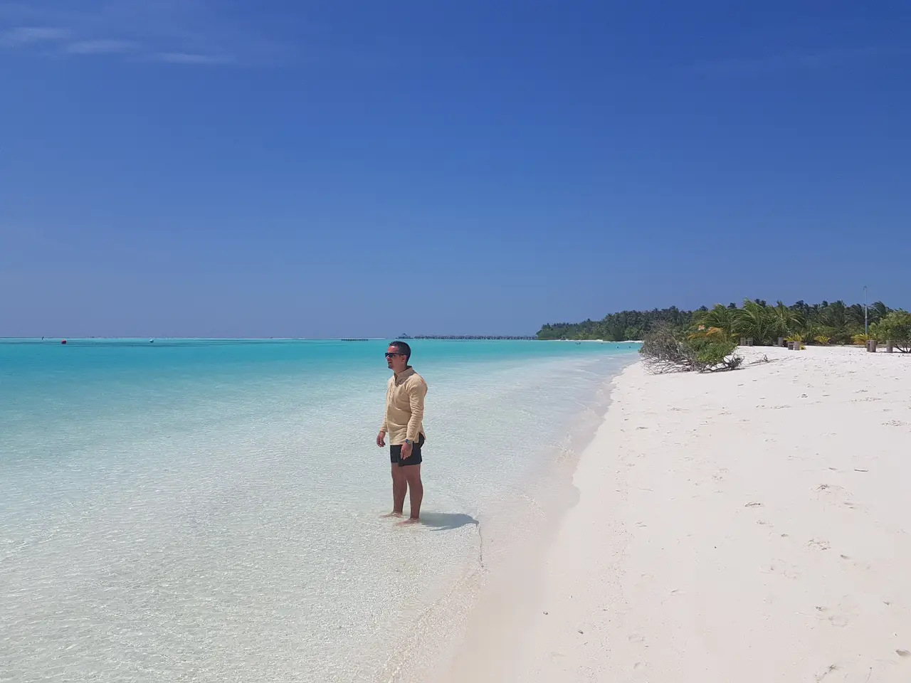 Claudiu Ovidiu Târnovean pe o plajă din Maldive